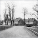 Blick vom damaligen Zellischen Weg auf die ehem. Pulvermühlengebäude, davor der Weg "Am Weißeritzmühlgraben", um 1900