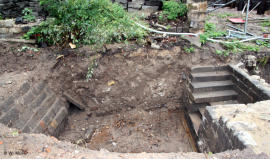 Blick in ein Teilstück des freigelegten Mühlgrabens mit Treppe, wurde Ende Juli wegen Verlegung einer Abwassertrasse weggebaggert, angelegt vermutlich Ende des 19. Jahrhunderts 