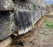rechte Ufermauer im Sohlebereich, Sicherungsmaßnahme durch Vorsetzen von Sandsteinplatten im Sockelbereich, darunter eingeschwemmtes Materieal