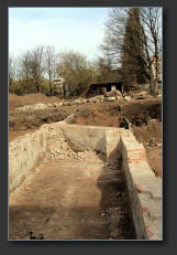 Blick flussabwärts in den Garten, vorn der nach 1906 überbaute Teil des ehem. W´Mühlgrabens, dahinter, nur wenig zu sehen, der freigelegte Teil, Foto W. Müller, April 2013